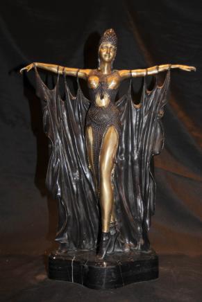 Estatua de Semiramis o "Reina del Cielo". Muchas réplicas de sus estatuas se venden actualmente por Internet.