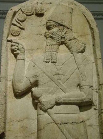 Escultura de Nimrod como sacerdote de la religión babilónica